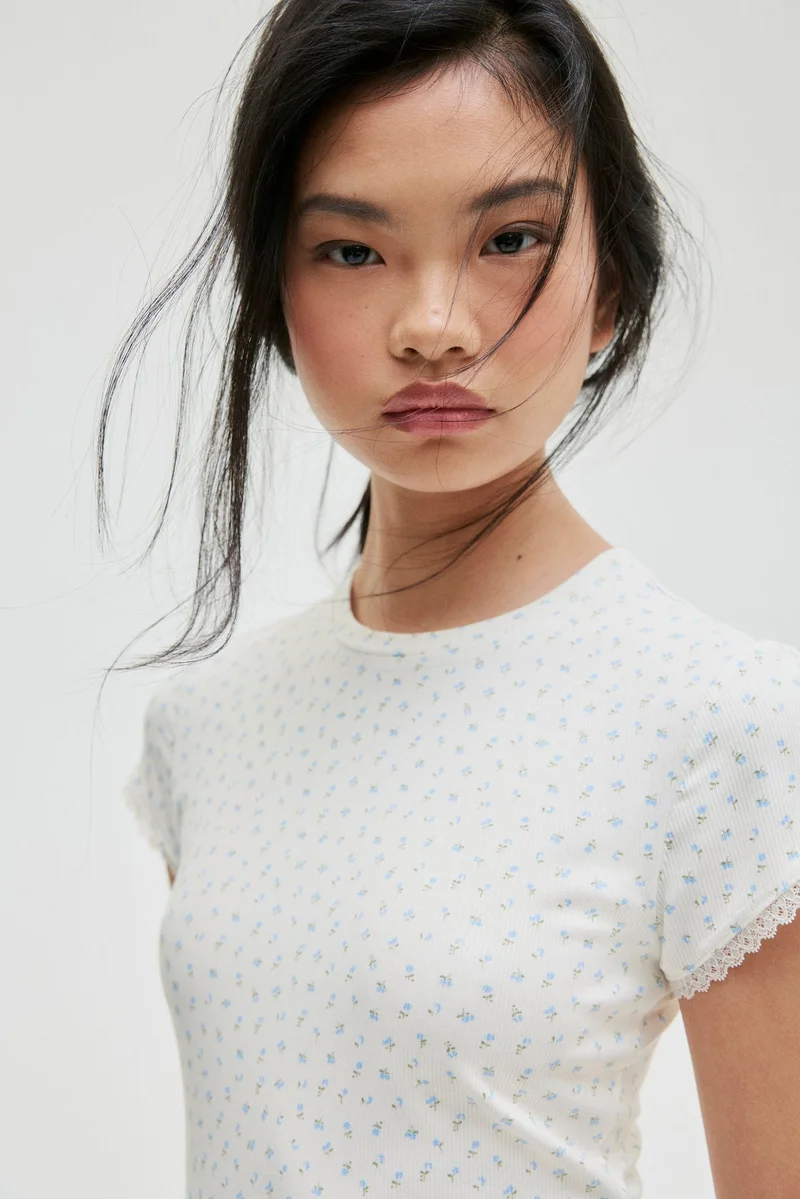 اتش اند ام تي-شيرت مرنة بتفاصيل من الدانتيل